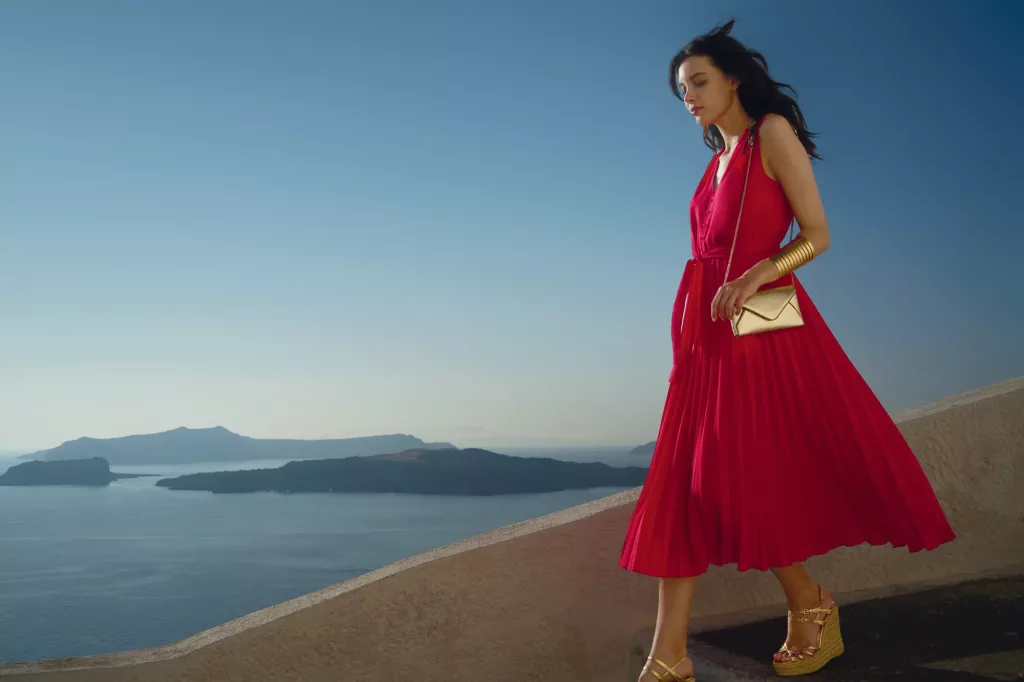 Photo d'un femme avec une robe rouge